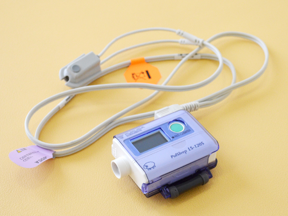 睡眠時無呼吸の検査機器 写真